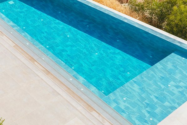 Essential tips to safeguard uk home swimming pools from winter freeze damage
